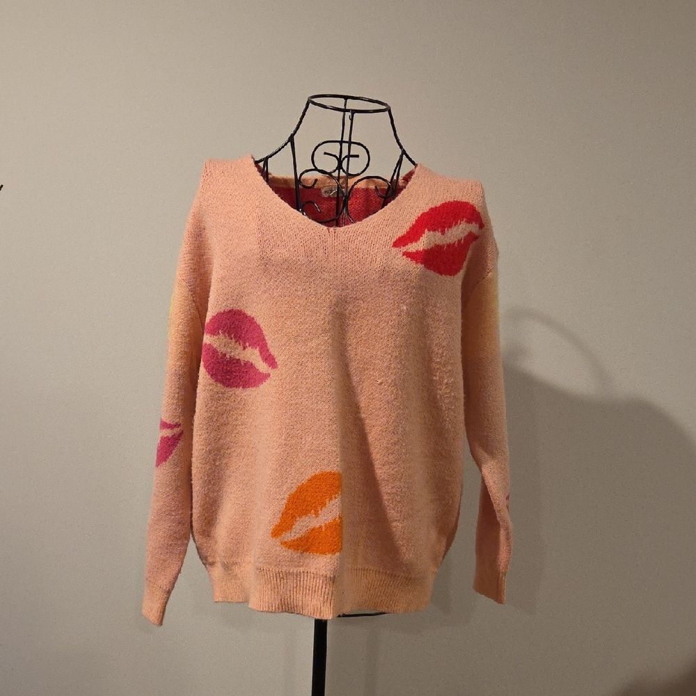 Main Strip Peach V-Neck Sweater with Pink and Orange Kiss Prints